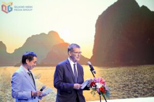 Bruce Weigl: “Tôi vợi đi bao ký ức đau đớn”