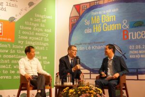 “Sự mê đắm của Hồ Gươm“- tập thơ của người Mỹ yêu văn hoá Việt
