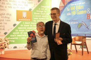 Ra mắt tập thơ và trưng bày tranh của tác giả Bruce Weigl